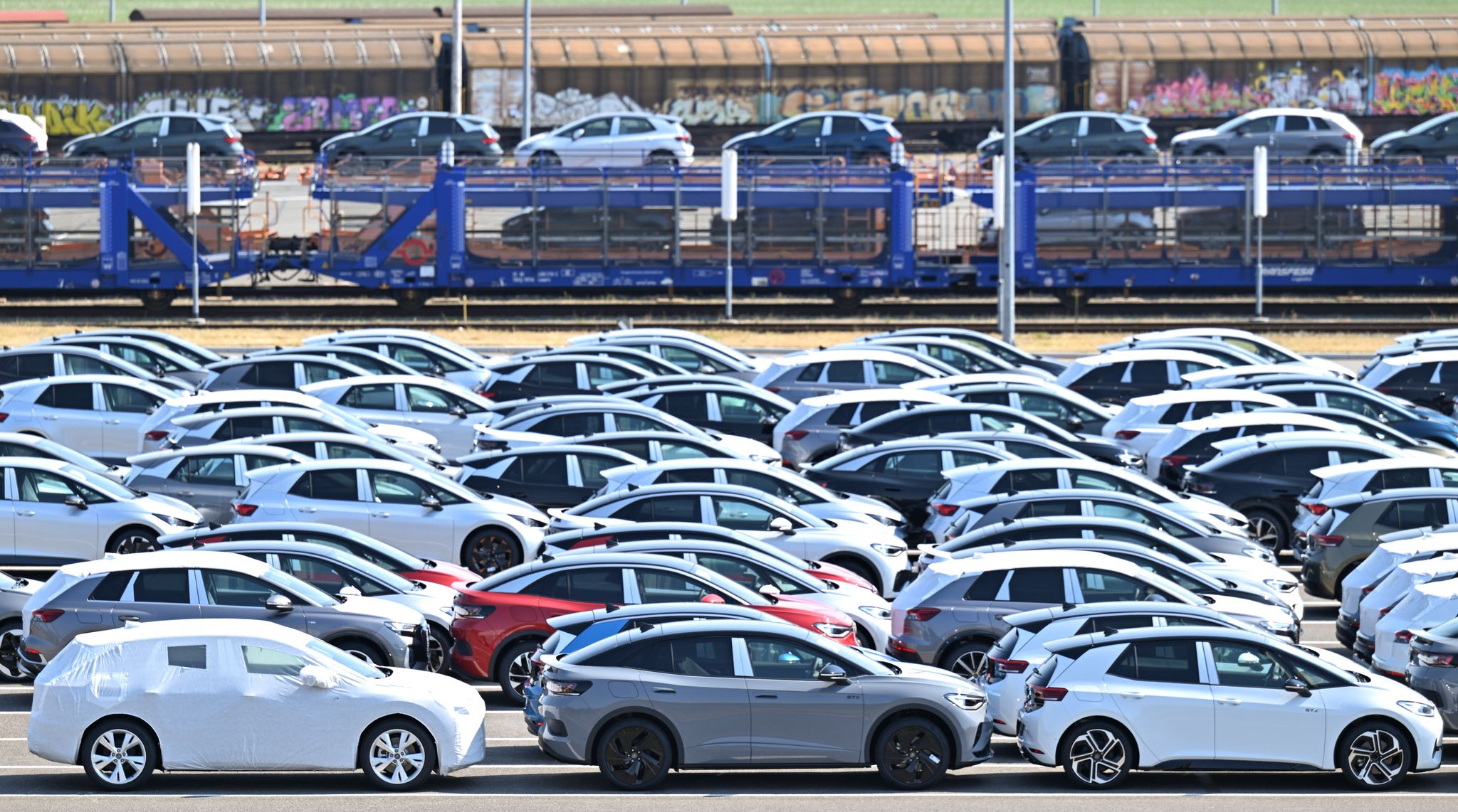 Auto-Branche investiert überwiegend im Ausland