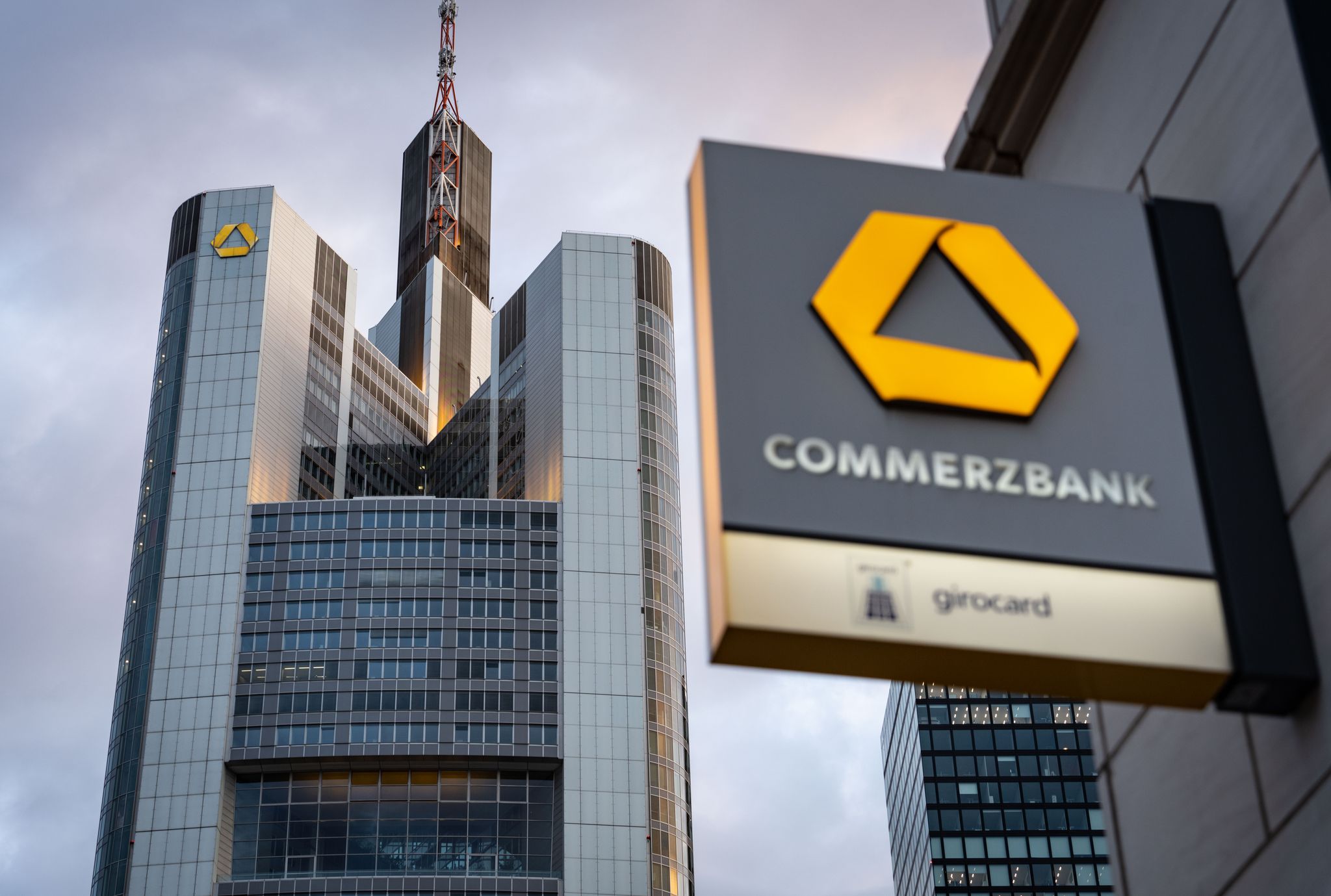 Unicredit erhöht Anteil an Commerzbank auf rund 28 Prozent